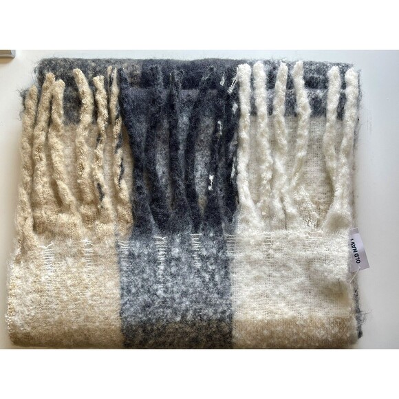 NWT Old Navy SUPER SOFT‎ Large Fringe Black /Beige Plaid Blanket Cozy Scarf NEW - Picture 4 of 6